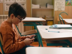 Bezwzględny zakaz telefonów w szkołach. Jest propozycja jego rozszerzenia