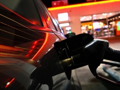 Trzej policjanci z zarzutami po wydarzeniach na stacji paliw. Pobicie czy uzasadniona interwencja?