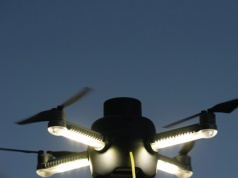 Dron, który świeci bez przerwy. Rewolucja w akcjach ratunkowych