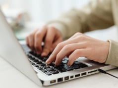 Kupujesz laptopa? UE zadecydowała. Od 28 kwietnia tego już nie znajdziesz w zestawie