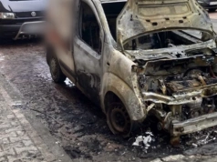 Samochód zapalił się po zjeździe z A4 w Katowicach. Kierowca zdążył uciec