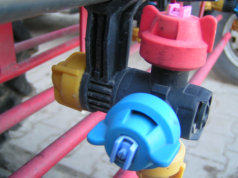 Jak dobierać dysze do opryskiwacza po kolorze?