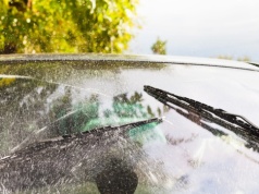 ​Smugi na szybie po wycieraczkach? Zamiast kupować nowe, sprawdź ten trik