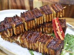 Viralowe szaszłyki z mięsa mielonego i tortilli. Przepis, który podbija sieć