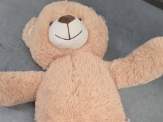 Pluszowy miś o "bogatym" wnętrzu. Nietypowa interwencja policji