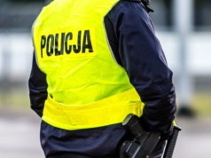 Prokuratura reaguje na intymne spotkania policjanta z dziećmi