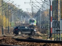 Samochód osobowy wjechał pod pociąg koło Łukowa. Są utrudnienia