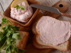 Lepsze niż masło i twarożek. Greckie smarowidło zachwyca puszystością