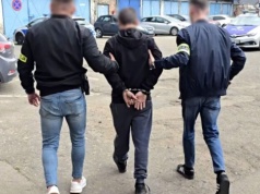 Dziwna kradzież! Chciał skarbonkę – wyszedł ze stołem i ruszył przez miasto