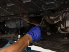 Dlaczego tłumiki samochodowe rdzewieją? Ekspert wyjaśnia.