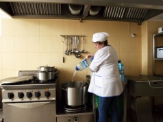 Od 1 września zmiany w jadłospisach szkolnych. Dietetyk: „Kierujemy się w dobrą stronę”