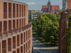 Czerwona cegła na elewacjach zachwyca na nowo. Zobacz 5 projektów, które są prawdziwym majstersztykiem