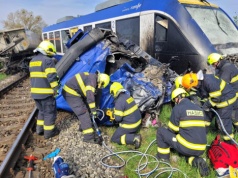 Zderzenie pociągu z ciężarówką. Są ranni i ofiara śmiertelna