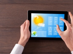 Pogodowy budżet urlopowy. Jak zaplanować wakacje w Polsce, by nie „utopić” pieniędzy w deszczu?