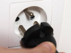 Do czego służy metalowy bolec w gniazdku elektrycznym? Wiele osób nie zna jego prawdziwej roli