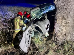 Tragedia na DW! Auto uderzyło w drzewo – kierowca nie żyje