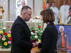 Jacek Magiera pośmiertnie odznaczony przez Prezydenta RP. Wzruszająca chwila podczas ostatniego pożegnania