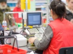 Sieci handlowe szukają pracowników na wakacje. Nocleg dają gratis