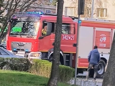 Interwencja straży pożarnej na ulicy Różyckiego. Ktoś podpalił stary fotel obok śmietnika