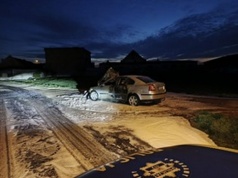 Nietrzeźwy kierowca wjechał w garaż, jego samochód stanął w ogniu