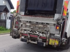 Mężczyzna potrącony przez śmieciarkę w Ożarowie. Trwa walka o życie poszkodowanego