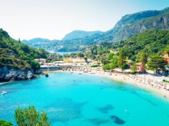 Tanie wakacje w Grecji 🩵🤍 Loty dla wszystkich i 7 nocy na Korfu za 1029 PLN 🌤️👙🌊