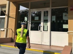 Podejrzany mężczyzna zaczepiał dzieci przed szkołą. Policja potraktowała sprawę priorytetowo