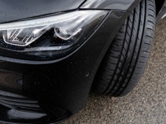 Twoje auto hamuje samo? We mgle i deszczu może tego nie zrobić. Test ADAC