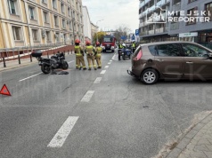 Zderzenie motocyklisty z osobówką na Ochocie. Ranny kierujący jednośladem