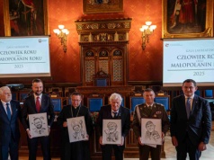 Kard. Grzegorz Ryś, wicepremier Władysław Kosiniak-Kamysz, gen. Adam Joks i prof. Wincenty Kućma z tytułami i karykaturami