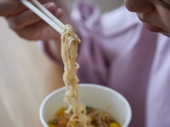 Pilne wycofanie popularnego dania instant. Wykryto rakotwórczą substancję