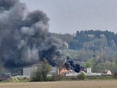 Pożar w sortowni odpadów w Strzyżowie. W akcji ponad 100 strażaków