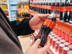 Wojna w Sudanie uderza w napoje gazowane i słodycze. Kluczowy składnik pod presją