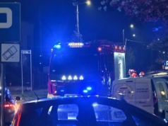 Ktoś oblał elewację sklepu nieznaną substancją. Interwencja służb (ZDJĘCIA)