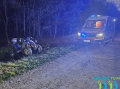 Poważny wypadek quada w lesie w okolicy Dębołęki. Dwie nastolatki ranne