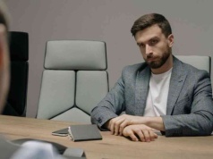 Myślisz, że ktoś kłamie. To zachowanie często oznacza coś innego