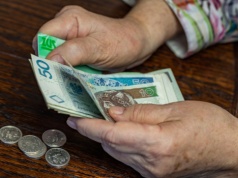 Ci seniorzy muszą zwrócić 13. emeryturę. ZUS patrzy na jedną datę i upomina się o pieniądze