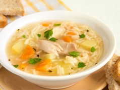 Ta tradycyjna niemiecka zupa króluje na weselach. Przypomina rosół, ale ma większy twist