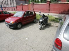Parkujesz motocykl na chodniku? Ten warunek decyduje o mandacie