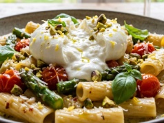 Wiosenne przebudzenie na talerzu. Rigatoni ze szparagami i kremową burratą