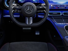 Mercedes chyba upadł na głowę. Wstawili telewizor do samochodu