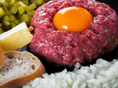 Tego mięsa nie jedz. Pilne ostrzeżenie GIS: gorączka, bóle brzucha, zapalenie mózgu