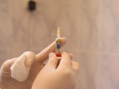 Nie chcą krwi zaszczepionych przeciwko COVID-19. Nietypowe prośby w USA. "Wynik dezinformacji"