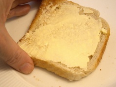 Oto co się dzieje, gdy jesz biały chleb każdego dnia. "Nigdy do końca nie zanikają"