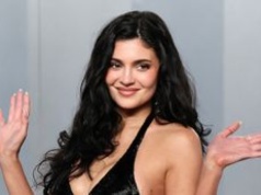 Kylie Jenner promuje swoją nową kolekcję ubrań, pozując... BEZ UBRAŃ. Niezły marketing? (FOTO)