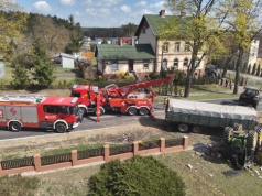 Chwile grozy na wsi. Wypadek ciągnika z przyczepą pełną zboża