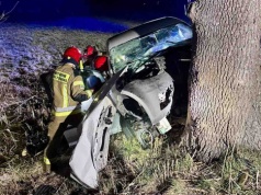 Piła. Śmiertelny wypadek, nie żyje jedna osoba. Volkswagen uderzył w drzewo