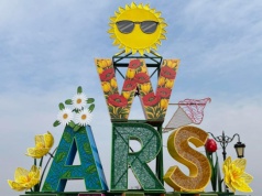 Instalacja "Warszawa" znana z zimy przeszła metamorfozę. Wróciła na Plac Zamkowy w wiosennej odsłonie