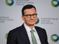 "Rzucili się do krytykowania". Morawiecki uderza w partyjnych kolegów