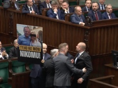 Awantura na otwarcie Sejmu. Niewygodne banery, przepychanki i wykluczeni posłowie. WIDEO
